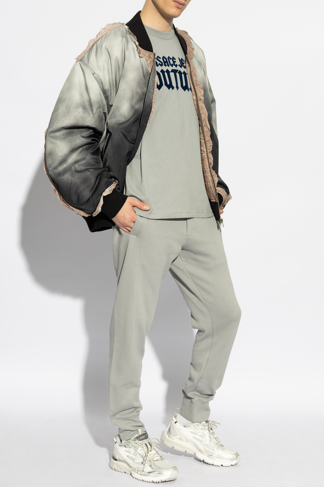 VERSACE JEANS COUTURE バロック ロゴ Tシャツ グレー Versace Jeans Couture T-shirt with velvet logo | Men's